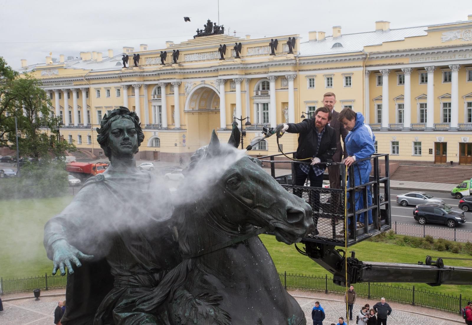 Андре Виллаш-Боаш и Вячеслав Малафеев помыли Медного всадника