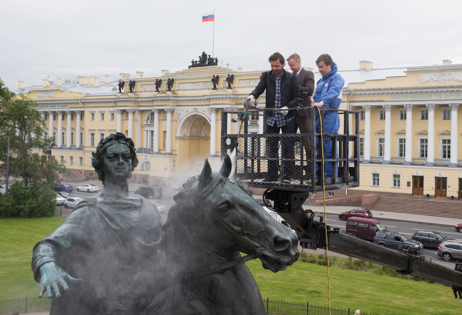 Андре Виллаш-Боаш и Вячеслав Малафеев помыли Медного всадника