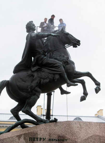 Андре Виллаш-Боаш и Вячеслав Малафеев помыли Медного всадника