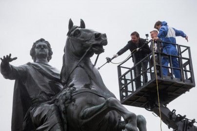 Андре Виллаш-Боаш и Вячеслав Малафеев помыли Медного всадника