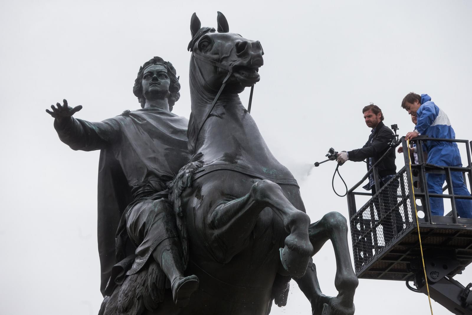 Андре Виллаш-Боаш и Вячеслав Малафеев помыли Медного всадника