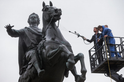 Андре Виллаш-Боаш и Вячеслав Малафеев помыли Медного всадника