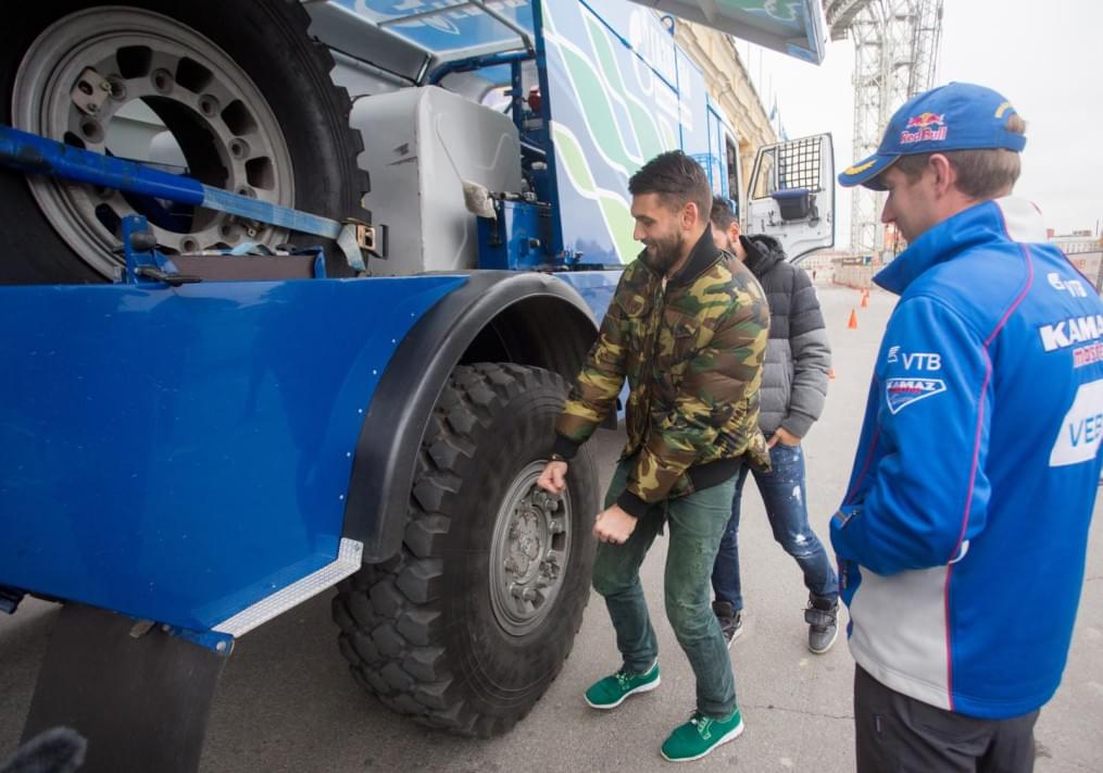 Тест-драйв «Камаз» на стадионе «Петровский»