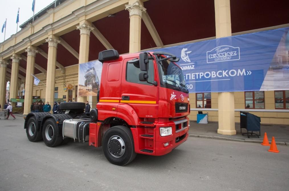 Тест-драйв «Камаз» на стадионе «Петровский»