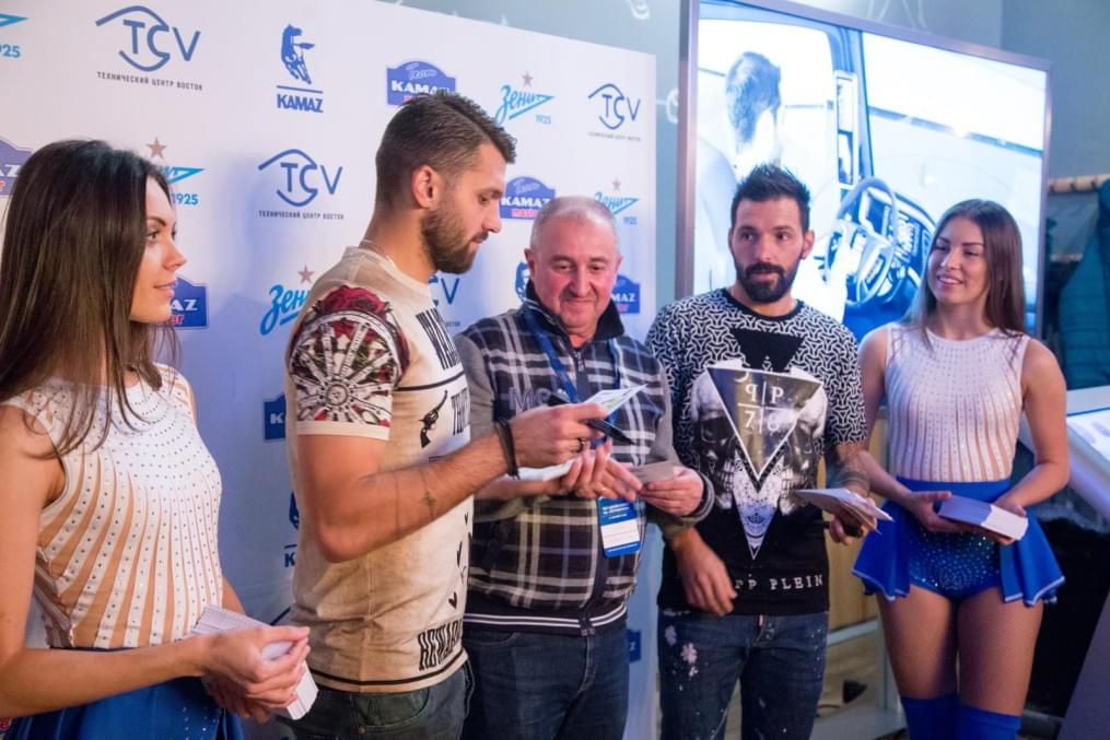 Тест-драйв «Камаз» на стадионе «Петровский»