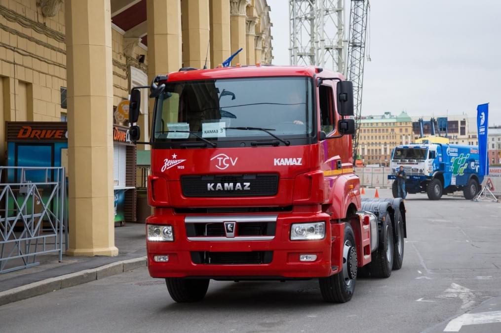 Тест-драйв «Камаз» на стадионе «Петровский»