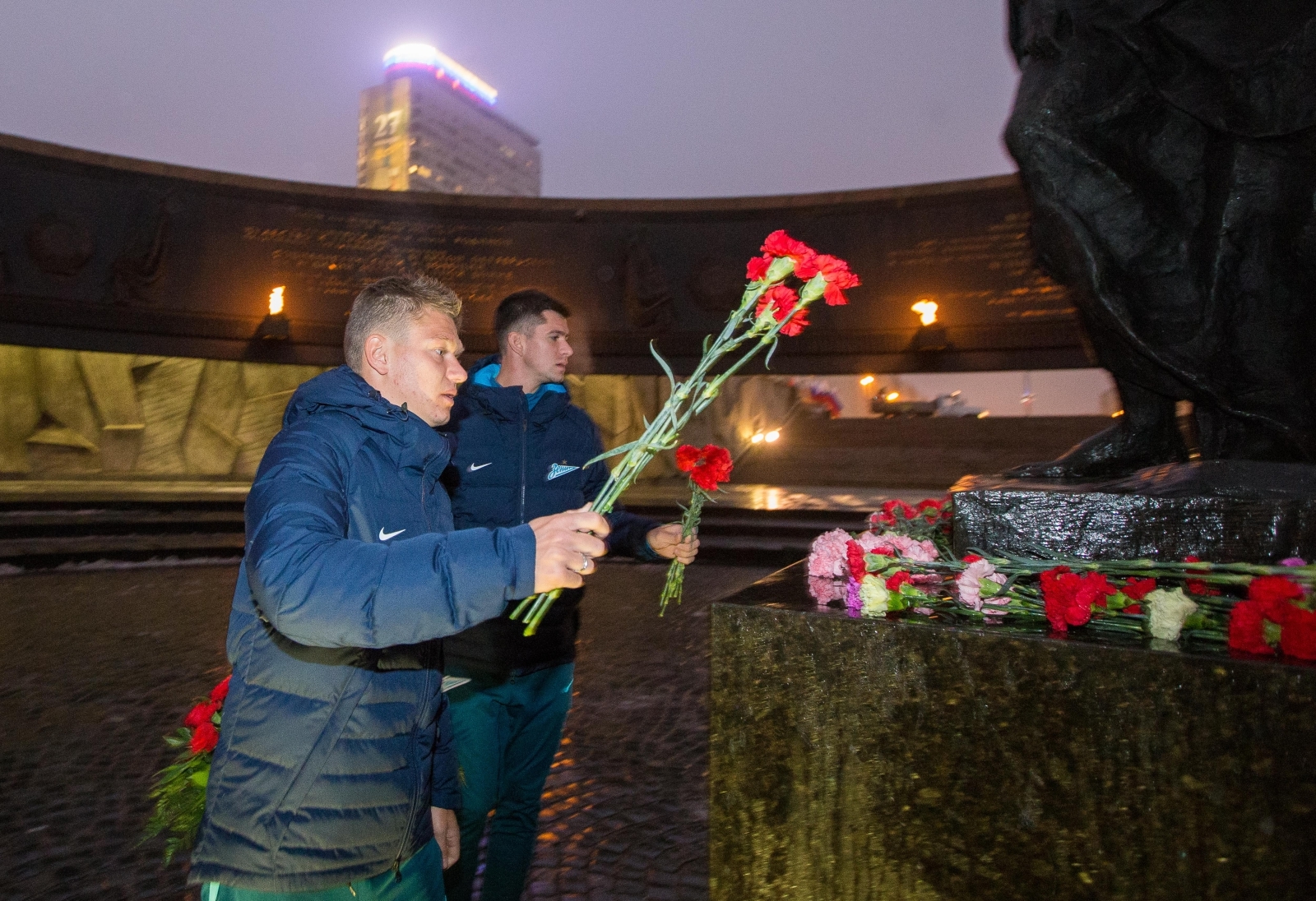 Футболисты ФК «Зенит» возложили цветы к Монументу героическим защитникам Ленинграда