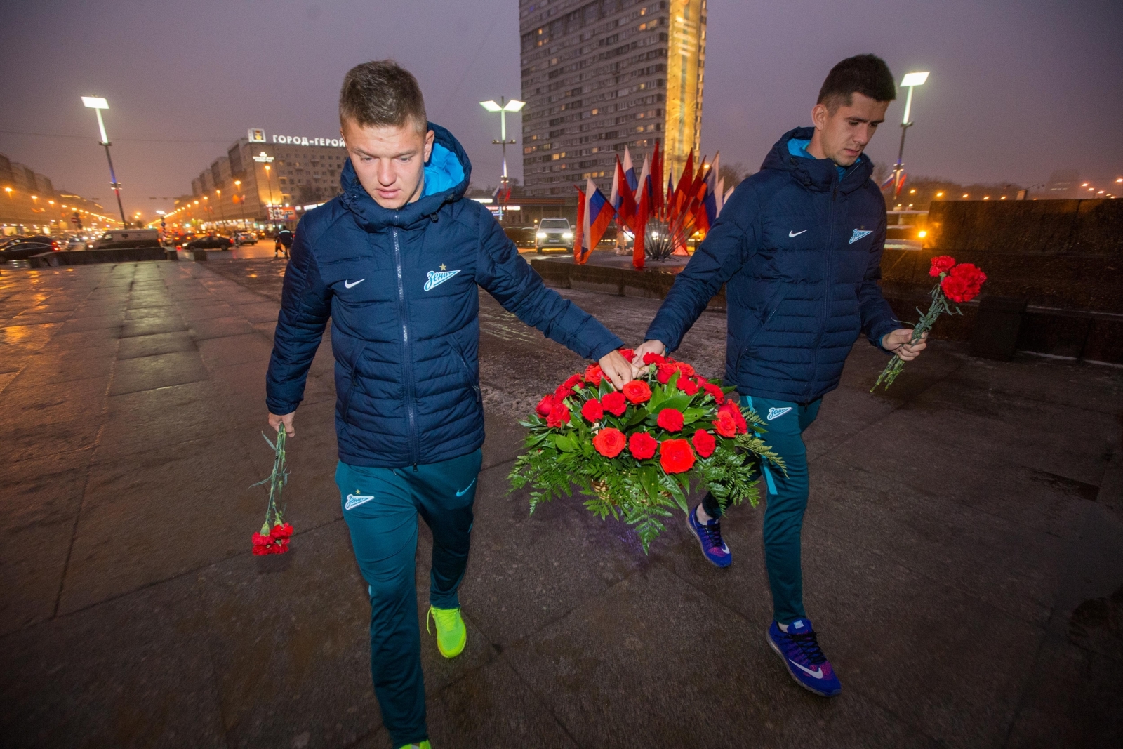 Футболисты ФК «Зенит» возложили цветы к Монументу героическим защитникам Ленинграда