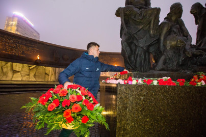 Футболисты ФК «Зенит» возложили цветы к Монументу героическим защитникам Ленинграда 