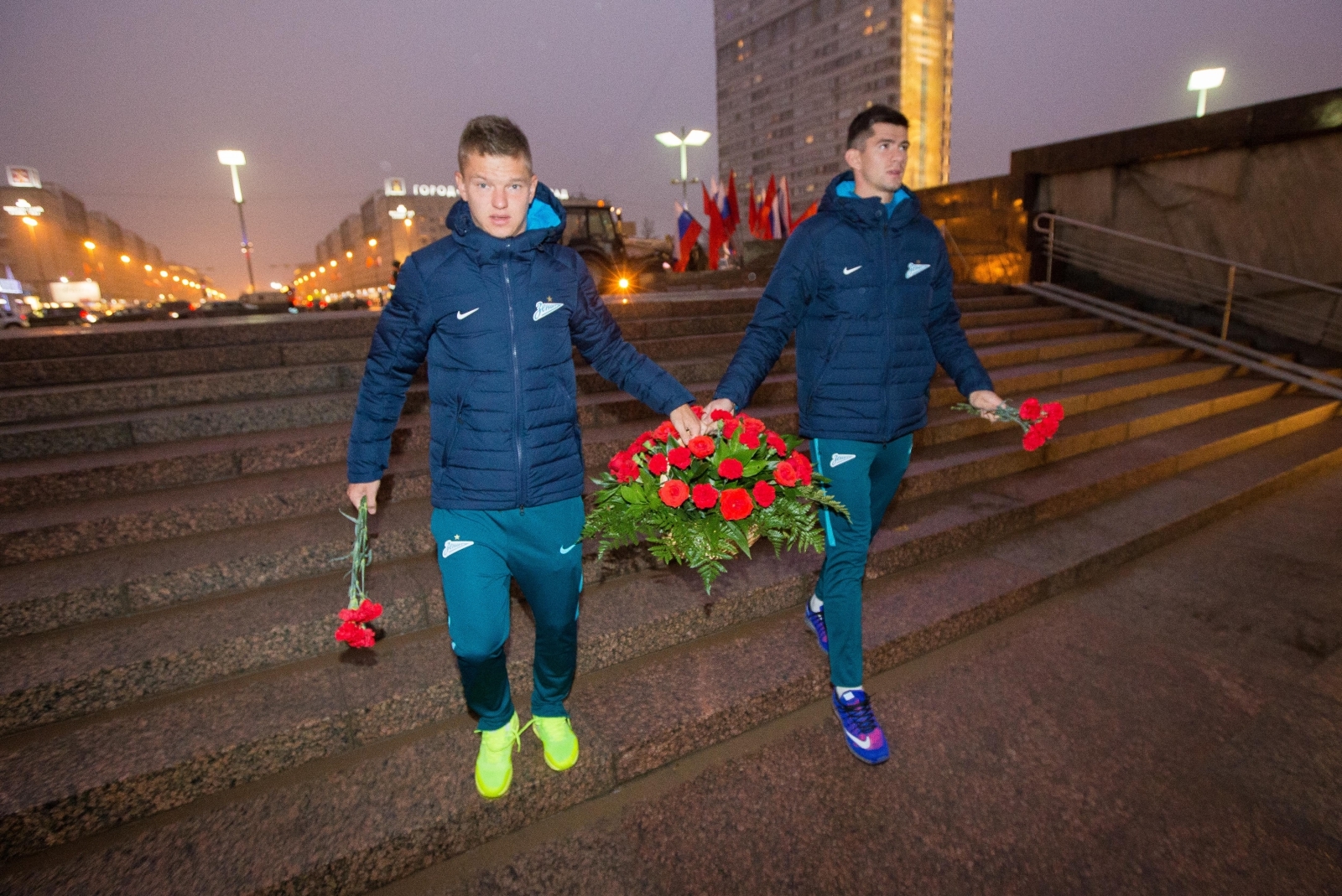 Футболисты ФК «Зенит» возложили цветы к Монументу героическим защитникам Ленинграда