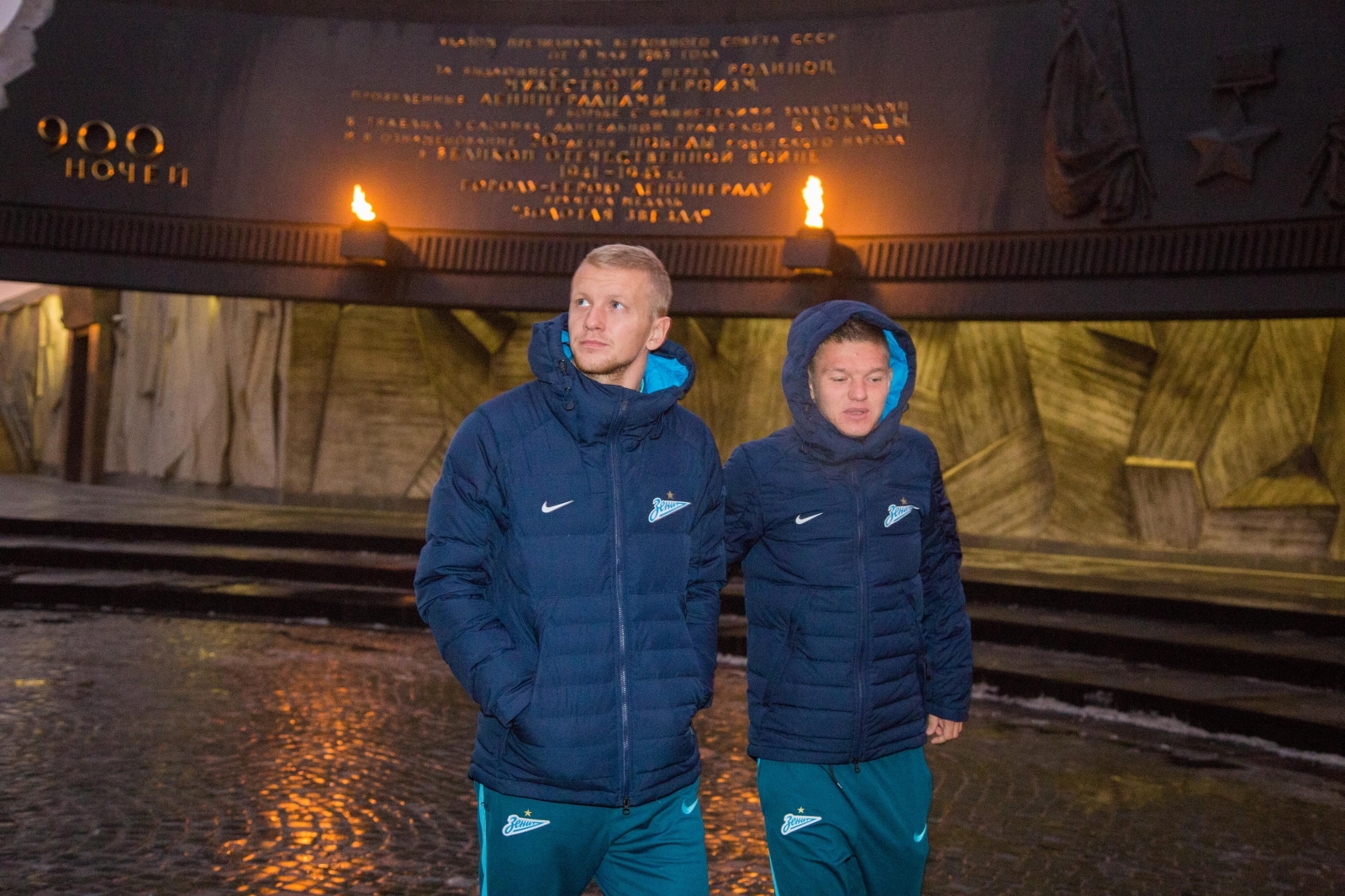 Футболисты ФК «Зенит» возложили цветы к Монументу героическим защитникам Ленинграда