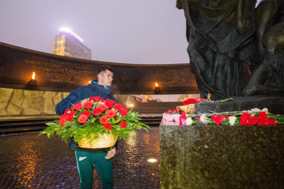 Футболисты ФК «Зенит» возложили цветы к Монументу героическим защитникам Ленинграда 