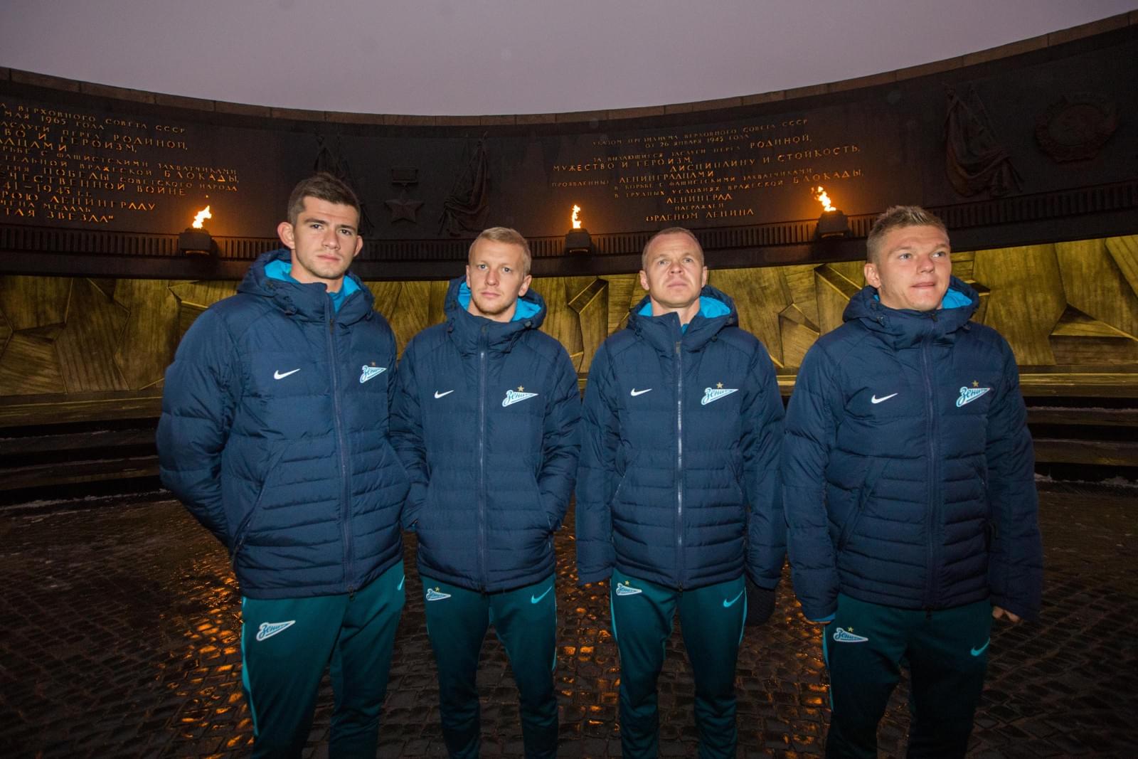 Футболисты ФК «Зенит» возложили цветы к Монументу героическим защитникам Ленинграда