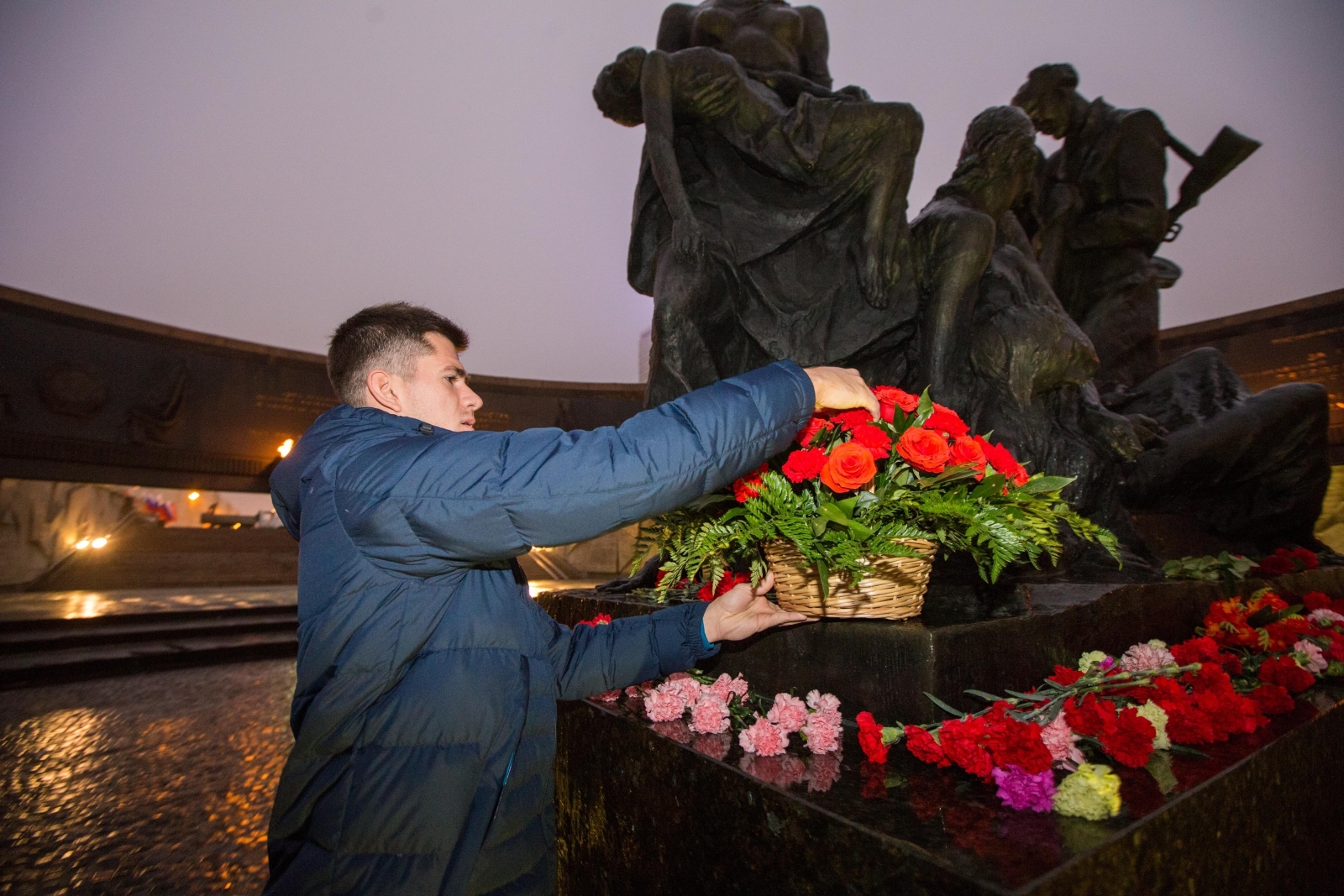 Футболисты ФК «Зенит» возложили цветы к Монументу героическим защитникам Ленинграда