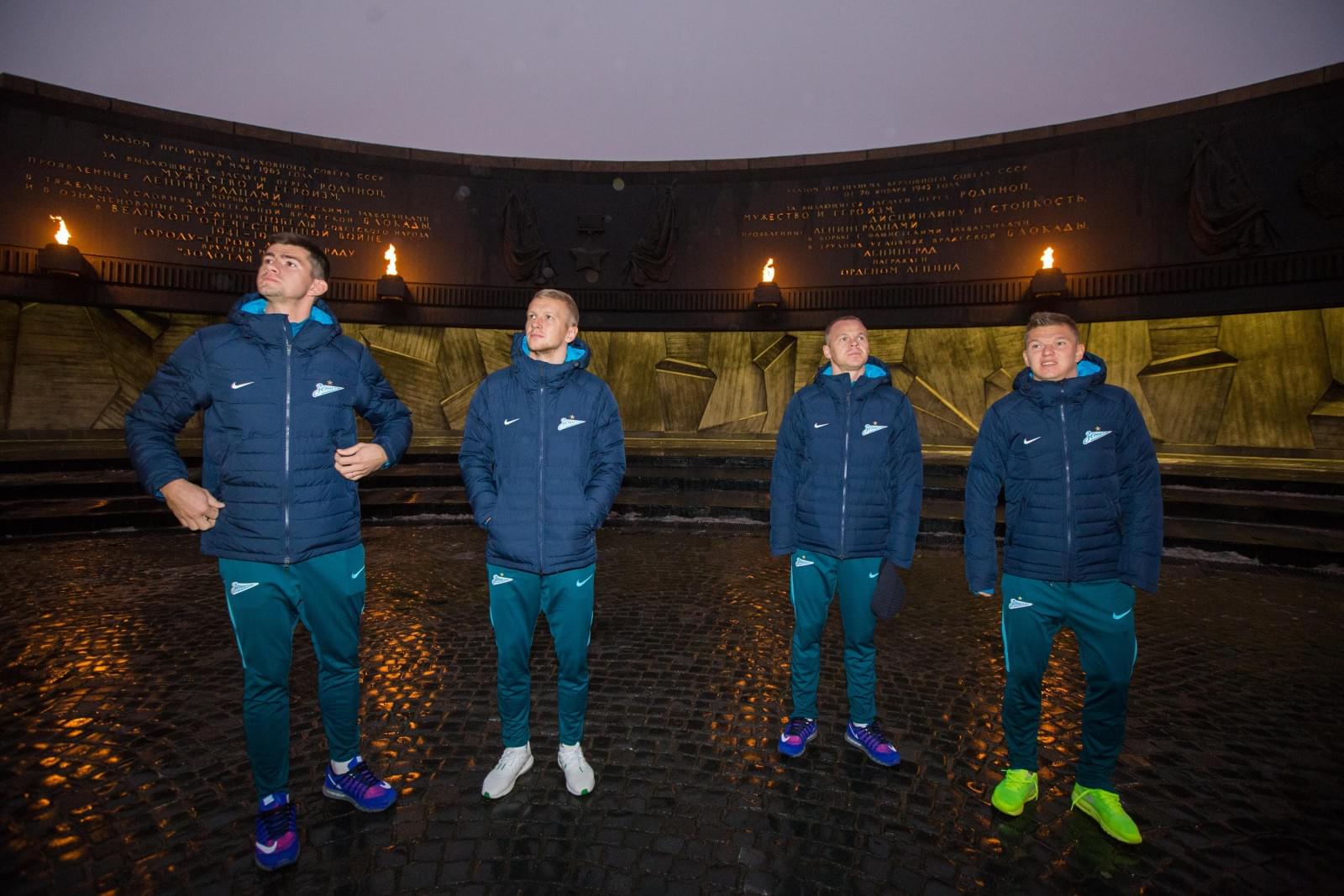 Футболисты ФК «Зенит» возложили цветы к Монументу героическим защитникам Ленинграда