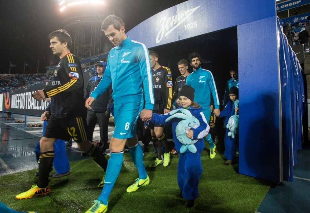 Юные болельщики из группы поддержки «Зенит-фан».