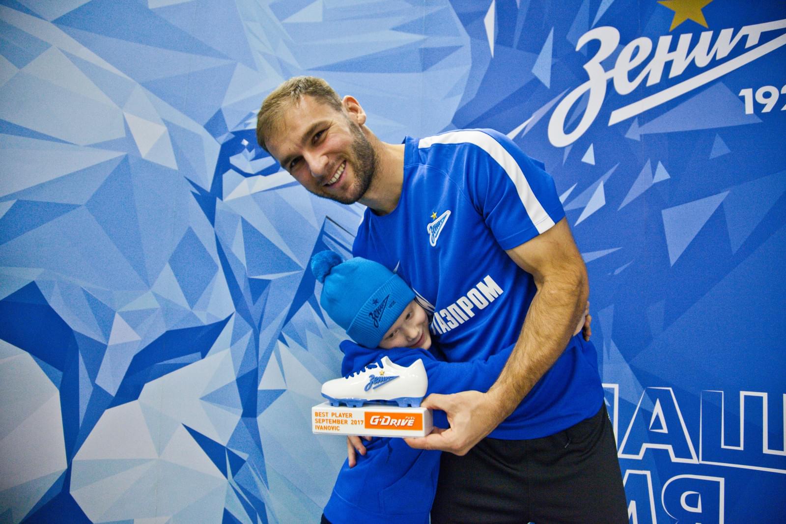 Воспитанник Центра семейного воспитания вручает награду «G-Drive. Лучший игрок сентября» защитнику «Зенита» Браниславу Ивановичу