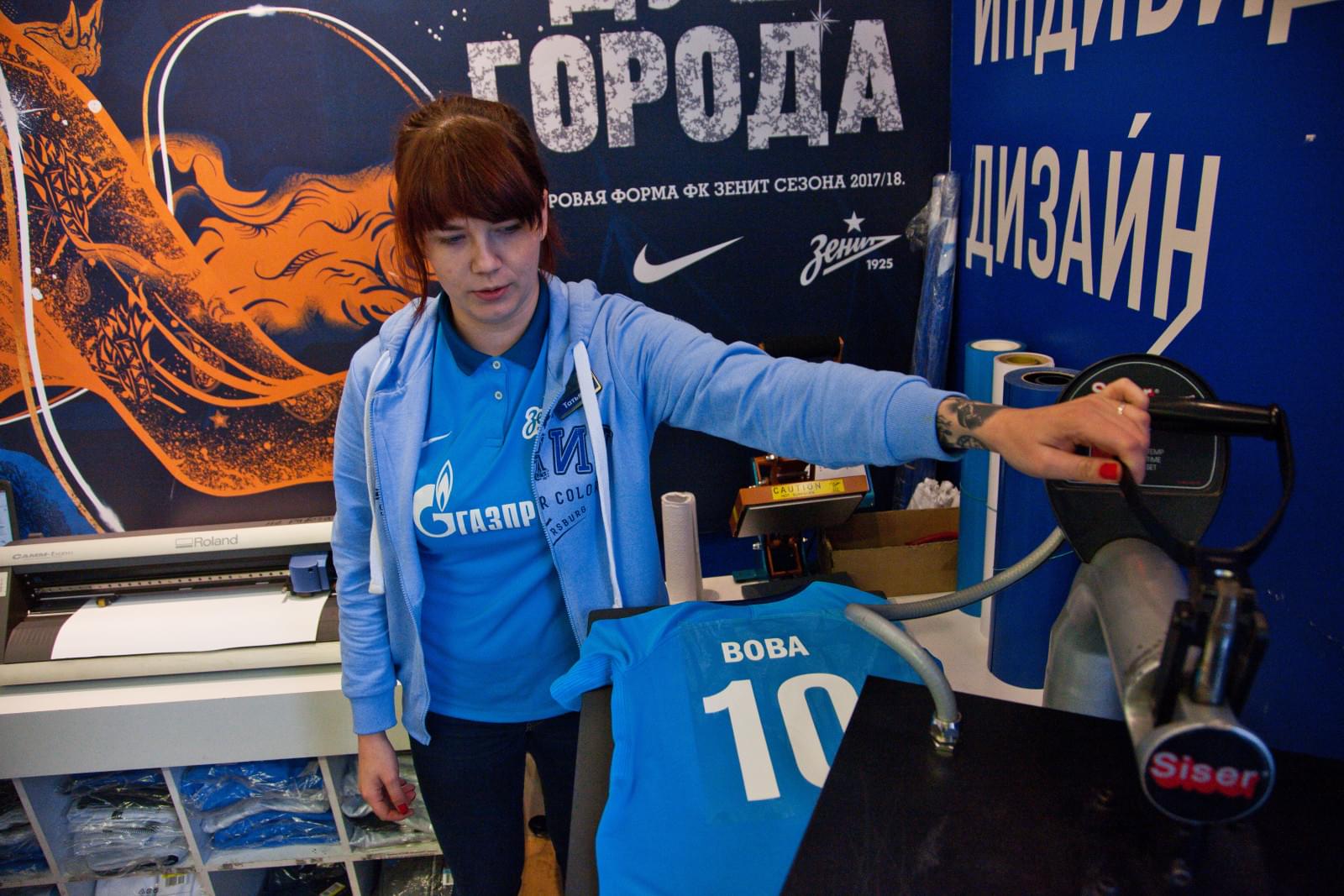 Воспитанник Центра семейного воспитания вручает награду «G-Drive. Лучший игрок сентября» защитнику «Зенита» Браниславу Ивановичу