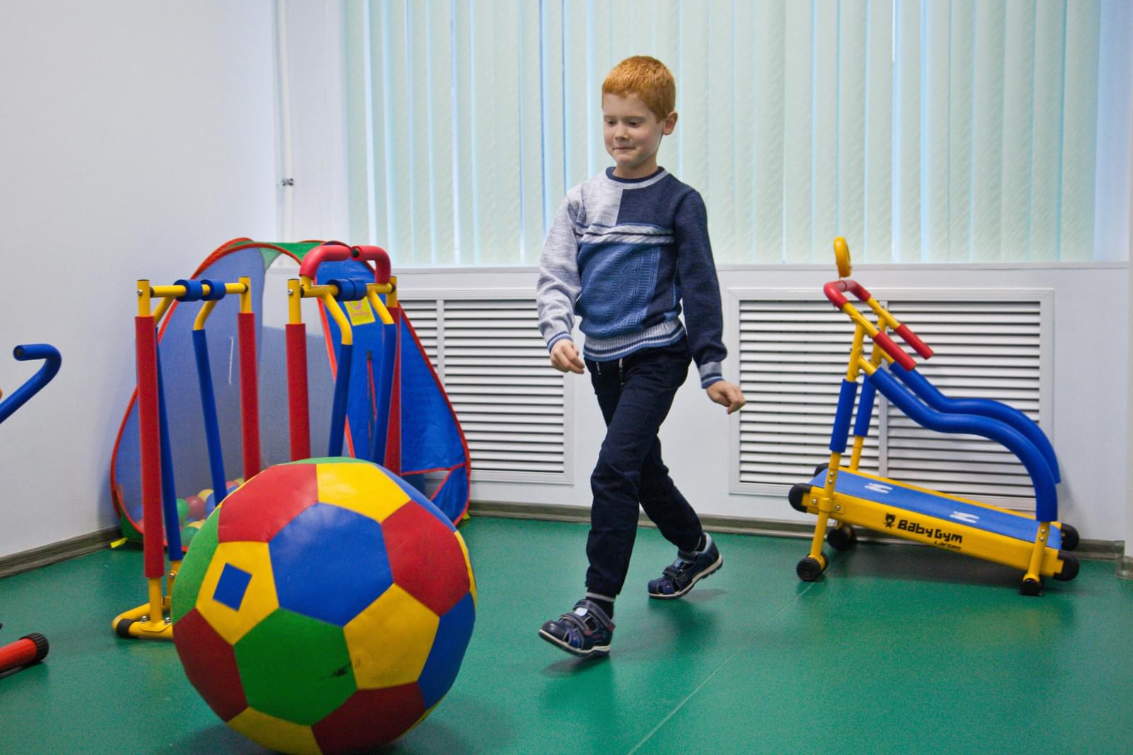 Воспитанник Центра семейного воспитания вручает награду «G-Drive. Лучший игрок сентября» защитнику «Зенита» Браниславу Ивановичу