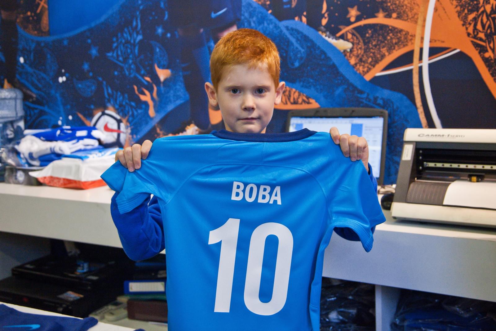 Воспитанник Центра семейного воспитания вручает награду «G-Drive. Лучший игрок сентября» защитнику «Зенита» Браниславу Ивановичу