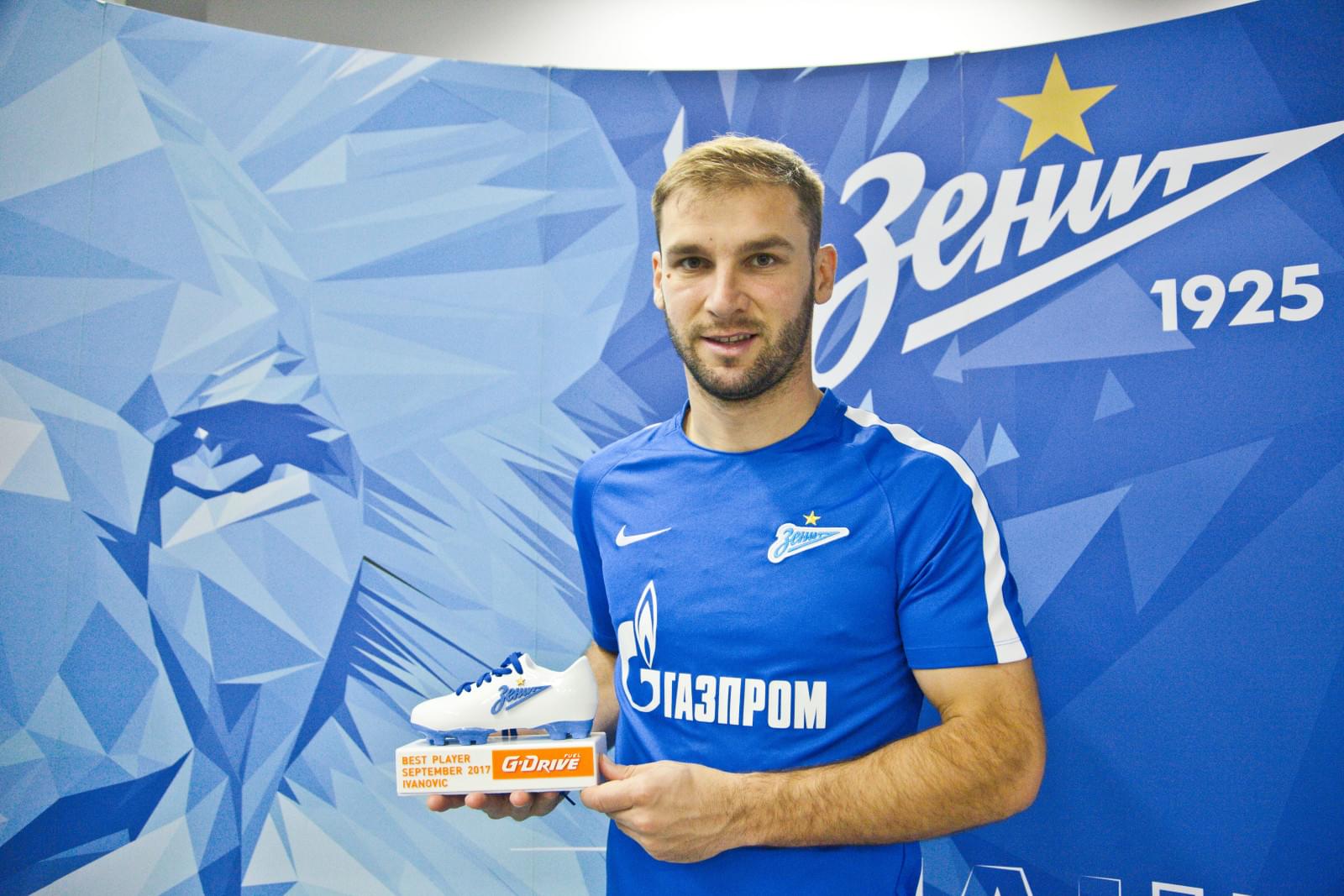 Воспитанник Центра семейного воспитания вручает награду «G-Drive. Лучший игрок сентября» защитнику «Зенита» Браниславу Ивановичу