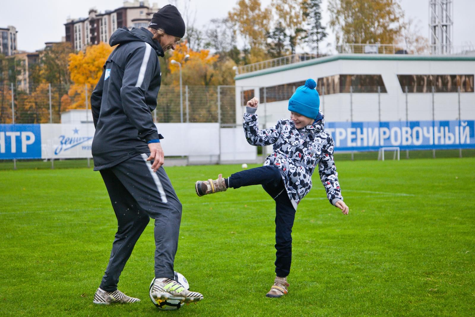 Воспитанник Центра семейного воспитания вручает награду «G-Drive. Лучший игрок сентября» защитнику «Зенита» Браниславу Ивановичу