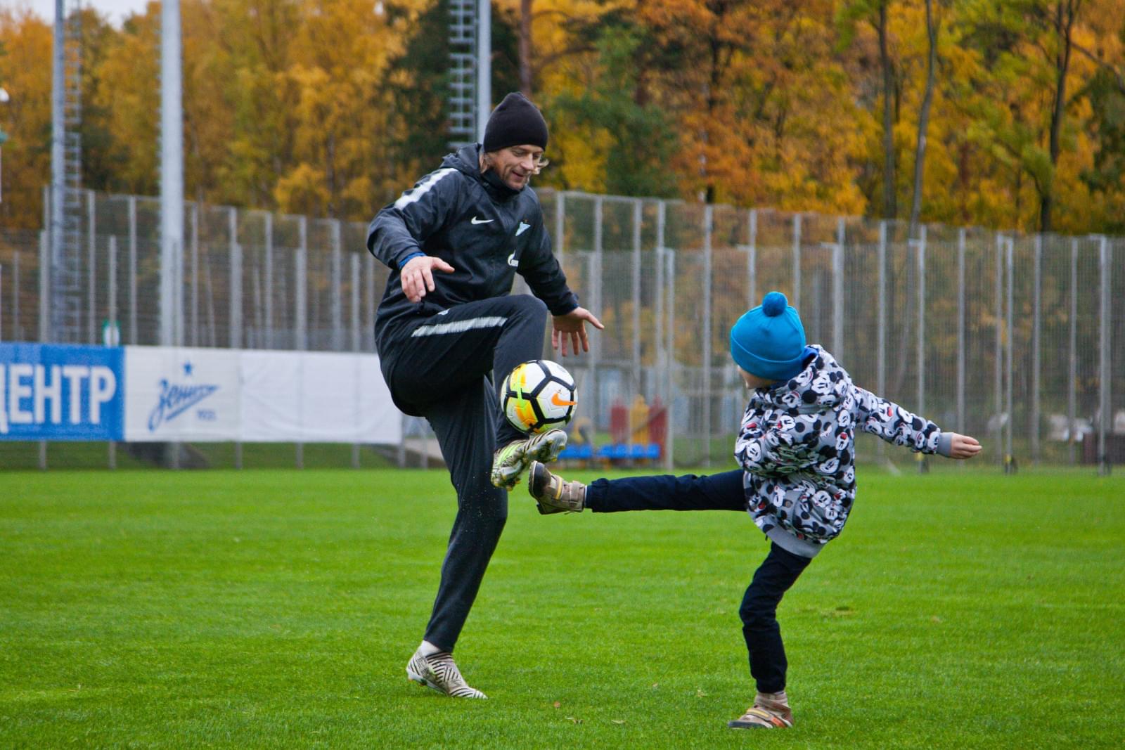 Воспитанник Центра семейного воспитания вручает награду «G-Drive. Лучший игрок сентября» защитнику «Зенита» Браниславу Ивановичу