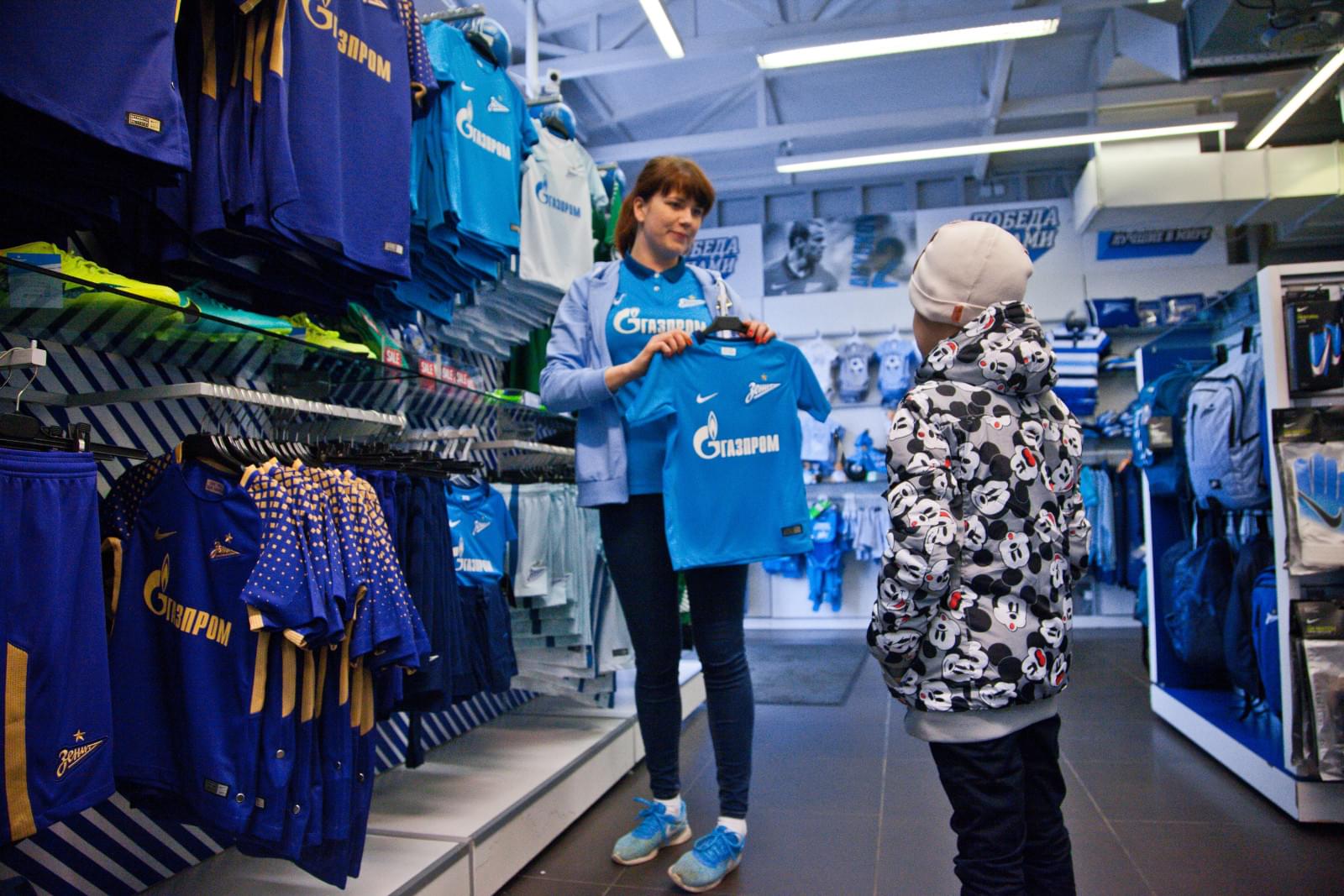 Воспитанник Центра семейного воспитания вручает награду «G-Drive. Лучший игрок сентября» защитнику «Зенита» Браниславу Ивановичу