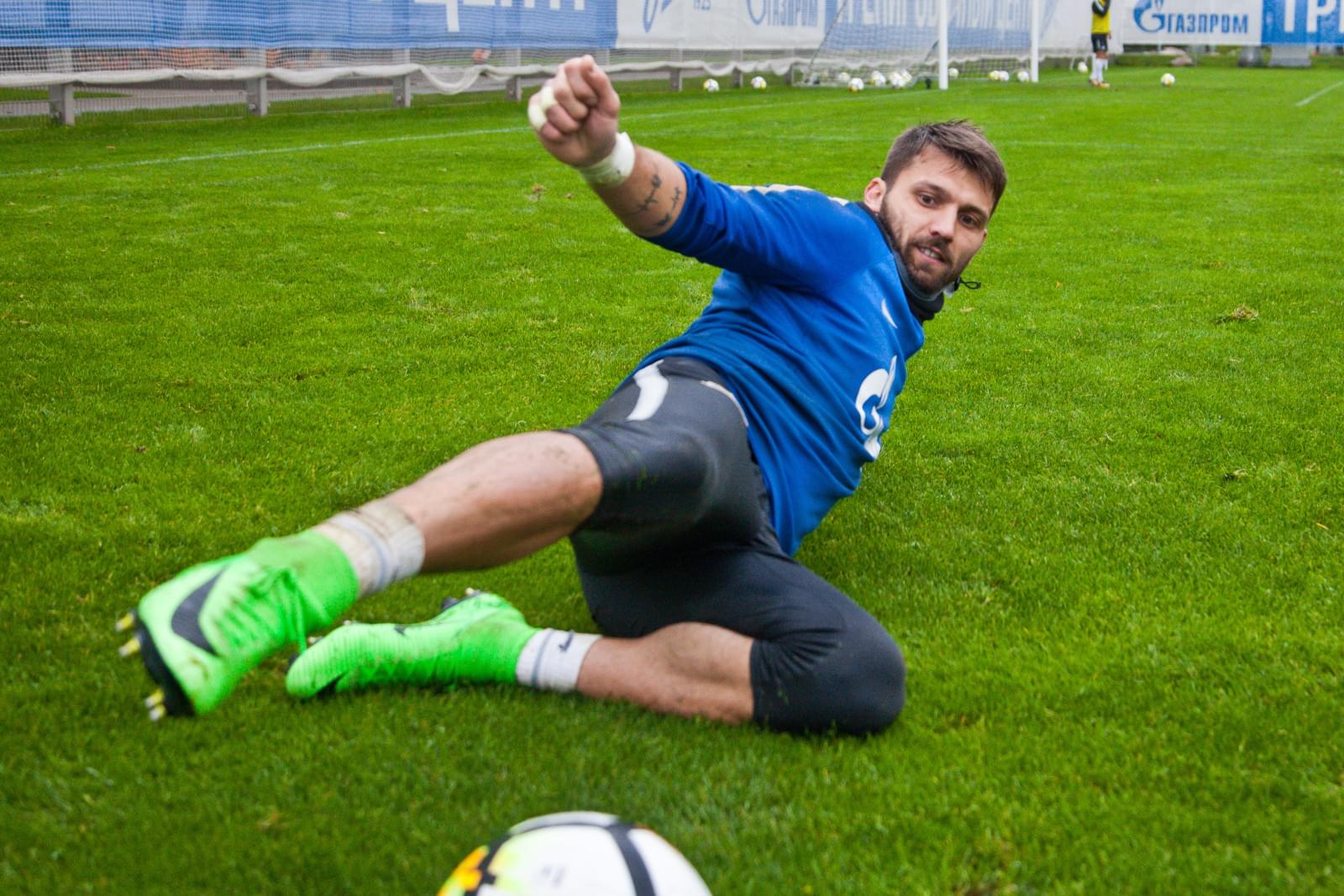 Воспитанник Центра семейного воспитания вручает награду «G-Drive. Лучший игрок сентября» защитнику «Зенита» Браниславу Ивановичу