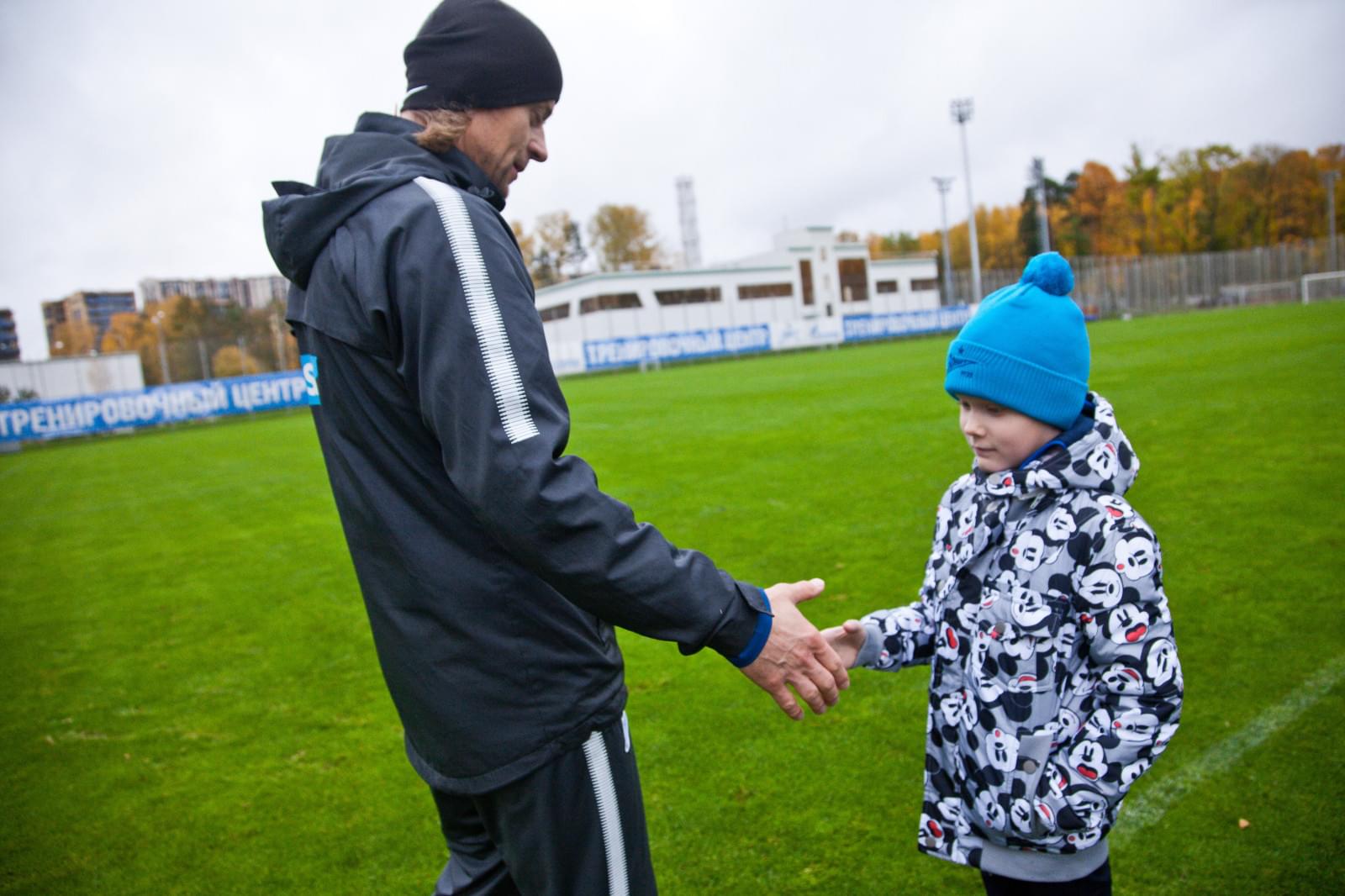 Воспитанник Центра семейного воспитания вручает награду «G-Drive. Лучший игрок сентября» защитнику «Зенита» Браниславу Ивановичу