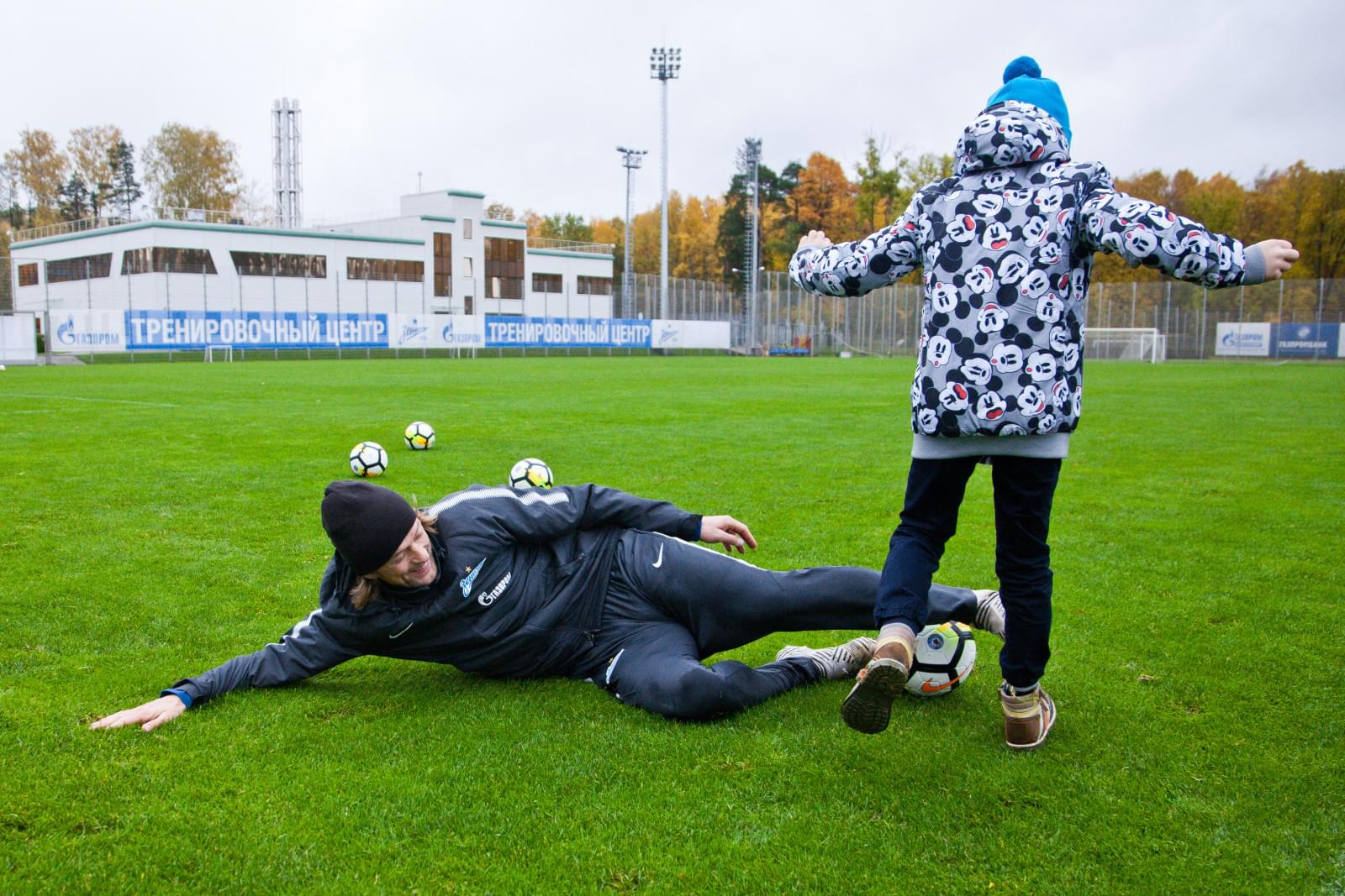 Воспитанник Центра семейного воспитания вручает награду «G-Drive. Лучший игрок сентября» защитнику «Зенита» Браниславу Ивановичу