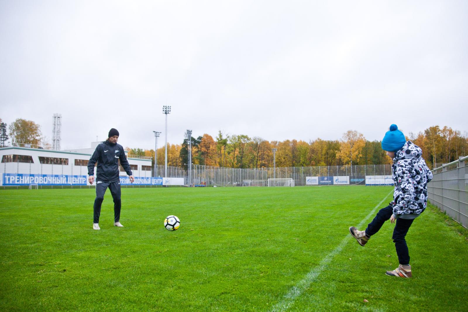 Воспитанник Центра семейного воспитания вручает награду «G-Drive. Лучший игрок сентября» защитнику «Зенита» Браниславу Ивановичу