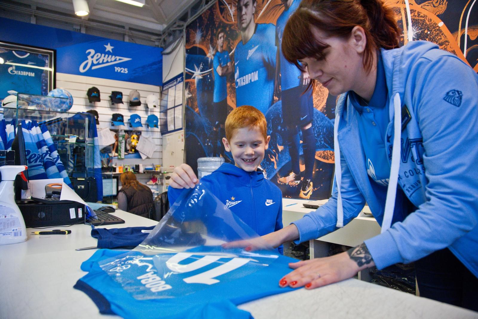 Воспитанник Центра семейного воспитания вручает награду «G-Drive. Лучший игрок сентября» защитнику «Зенита» Браниславу Ивановичу