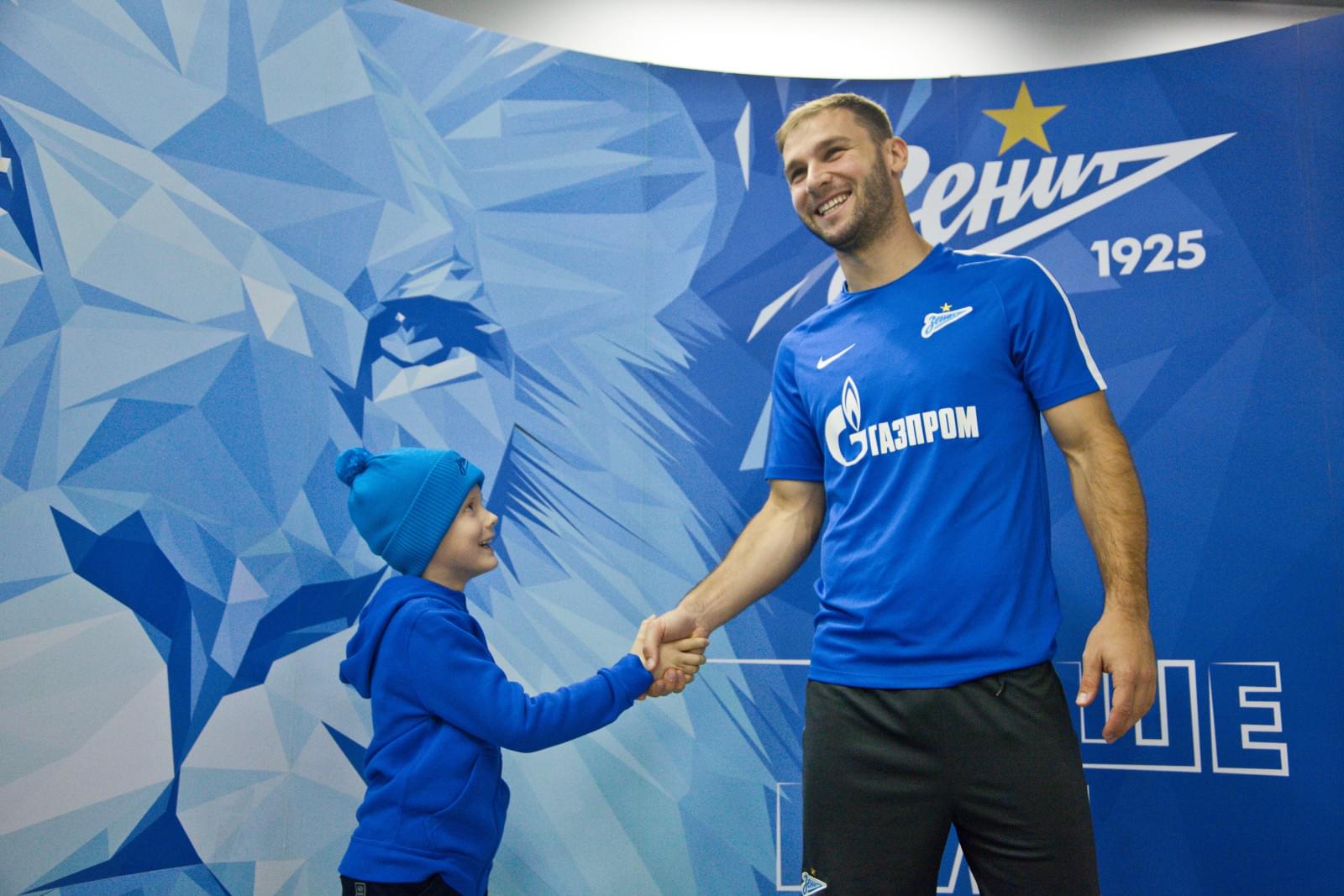 Воспитанник Центра семейного воспитания вручает награду «G-Drive. Лучший игрок сентября» защитнику «Зенита» Браниславу Ивановичу