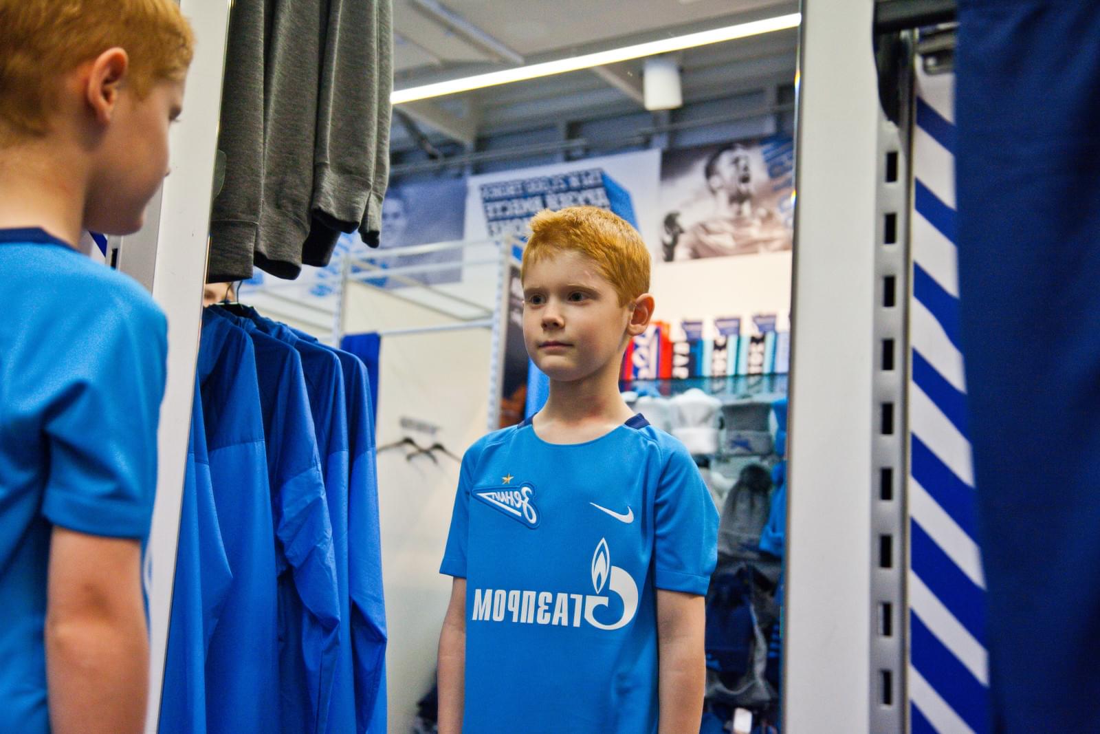 Воспитанник Центра семейного воспитания вручает награду «G-Drive. Лучший игрок сентября» защитнику «Зенита» Браниславу Ивановичу