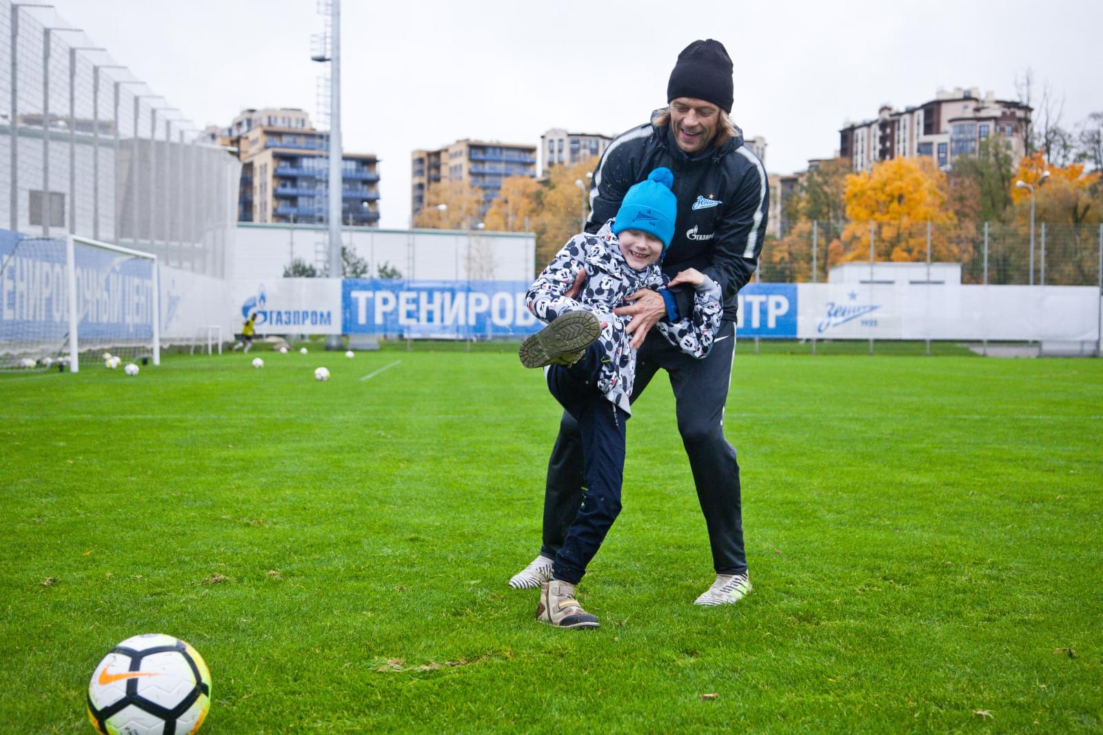 Воспитанник Центра семейного воспитания вручает награду «G-Drive. Лучший игрок сентября» защитнику «Зенита» Браниславу Ивановичу