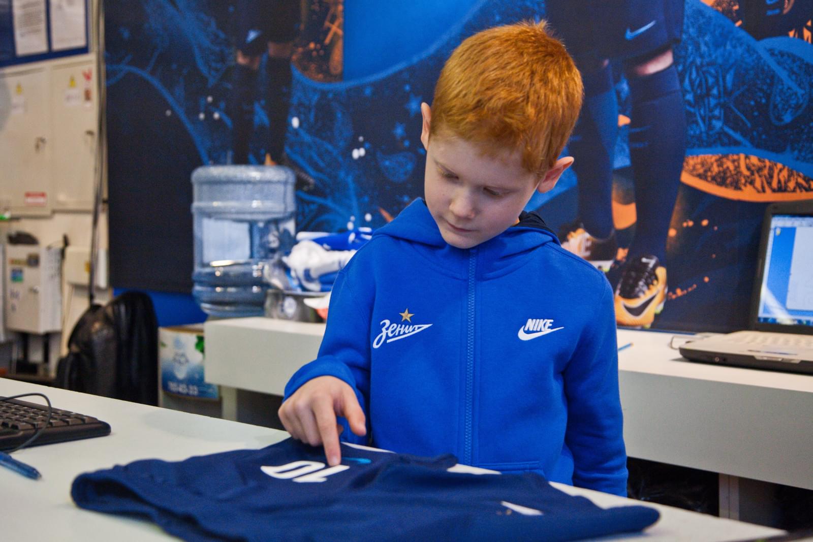 Воспитанник Центра семейного воспитания вручает награду «G-Drive. Лучший игрок сентября» защитнику «Зенита» Браниславу Ивановичу