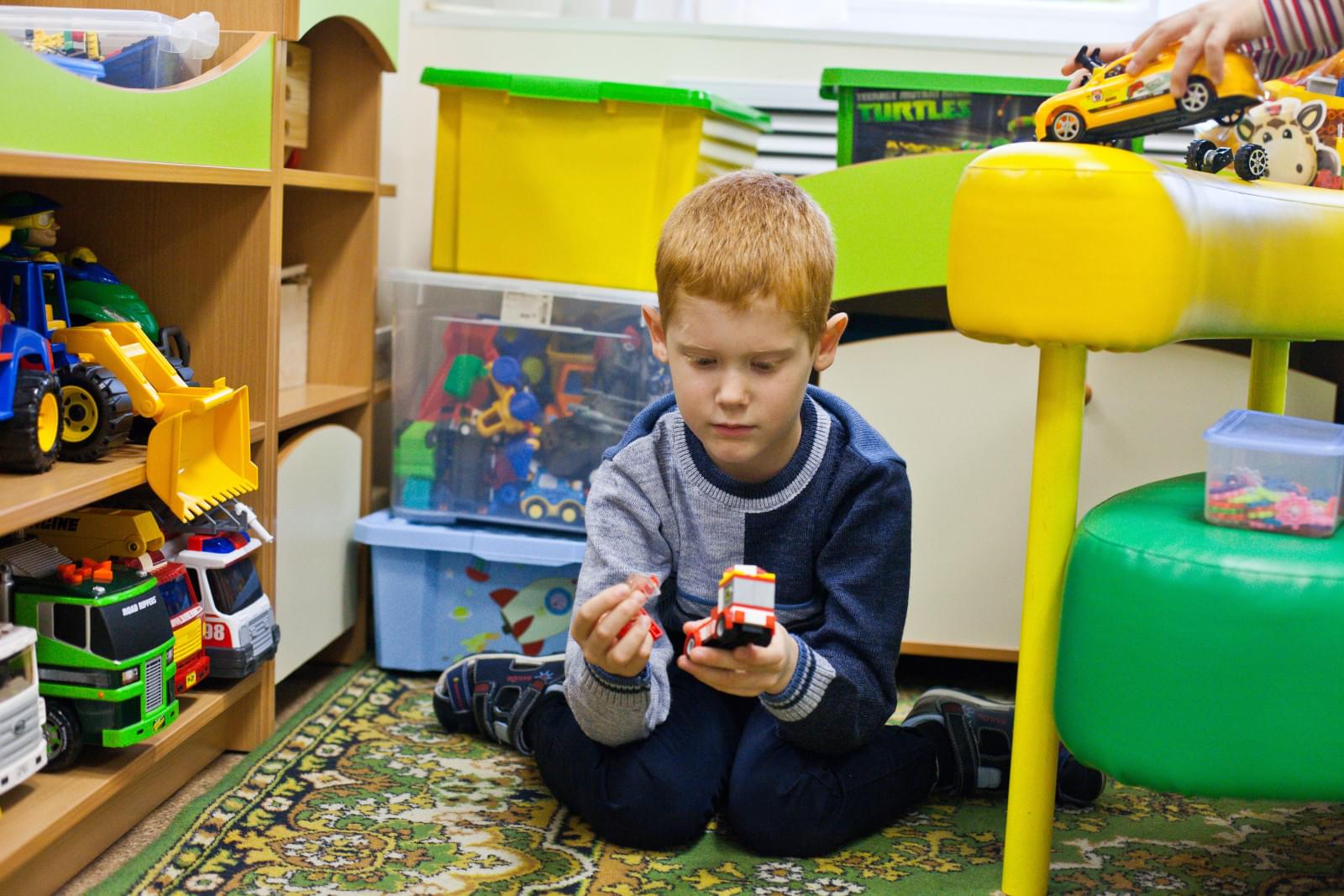 Воспитанник Центра семейного воспитания вручает награду «G-Drive. Лучший игрок сентября» защитнику «Зенита» Браниславу Ивановичу