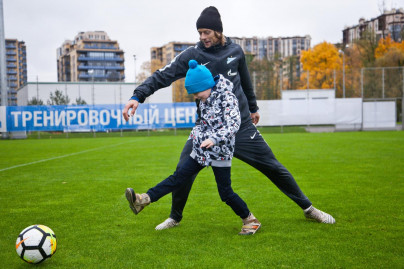 Воспитанник Центра семейного воспитания вручает награду «G-Drive. Лучший игрок сентября» защитнику «Зенита» Браниславу Ивановичу