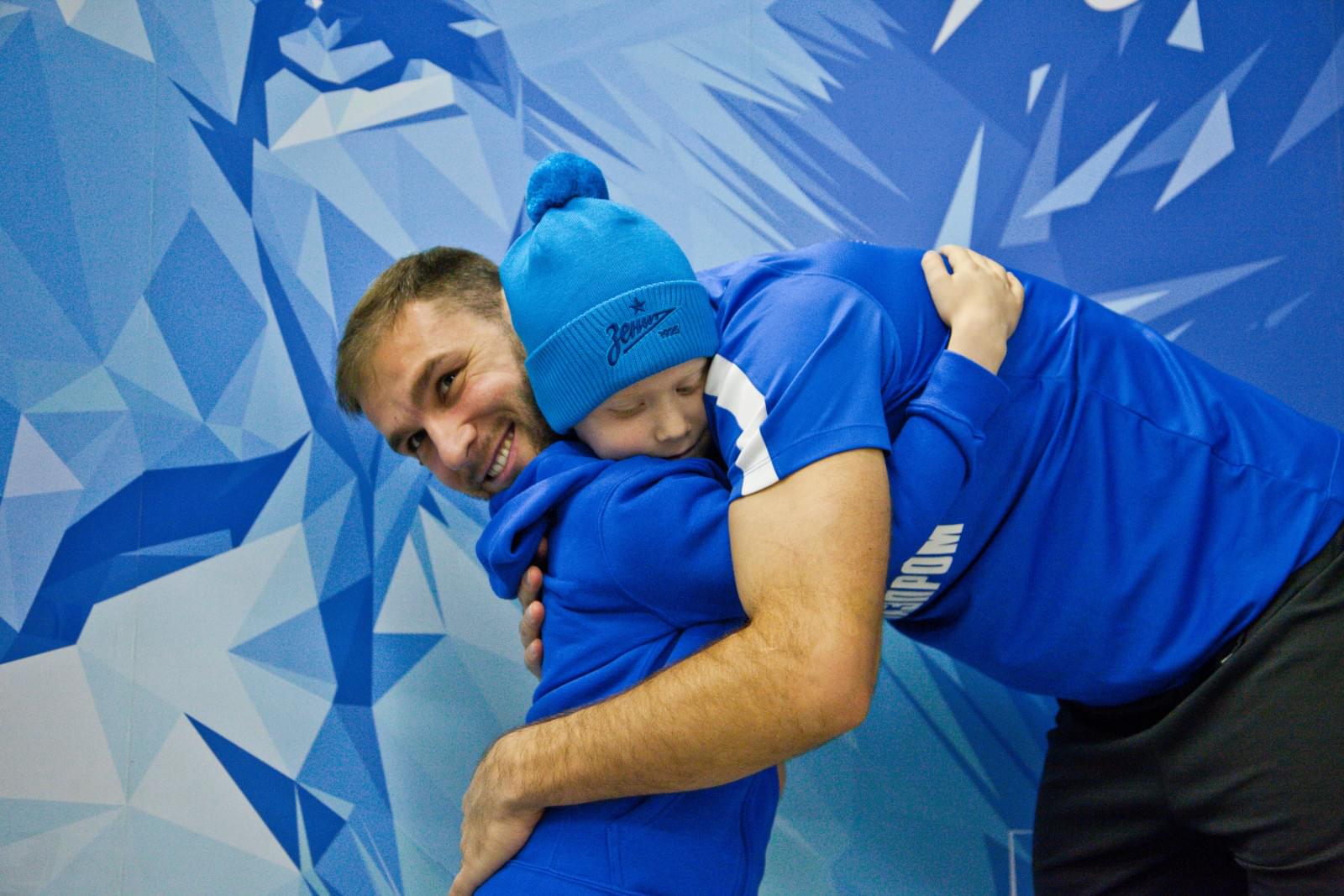 Воспитанник Центра семейного воспитания вручает награду «G-Drive. Лучший игрок сентября» защитнику «Зенита» Браниславу Ивановичу