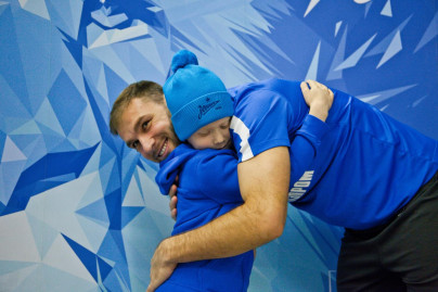 Воспитанник Центра семейного воспитания вручает награду «G-Drive. Лучший игрок сентября» защитнику «Зенита» Браниславу Ивановичу