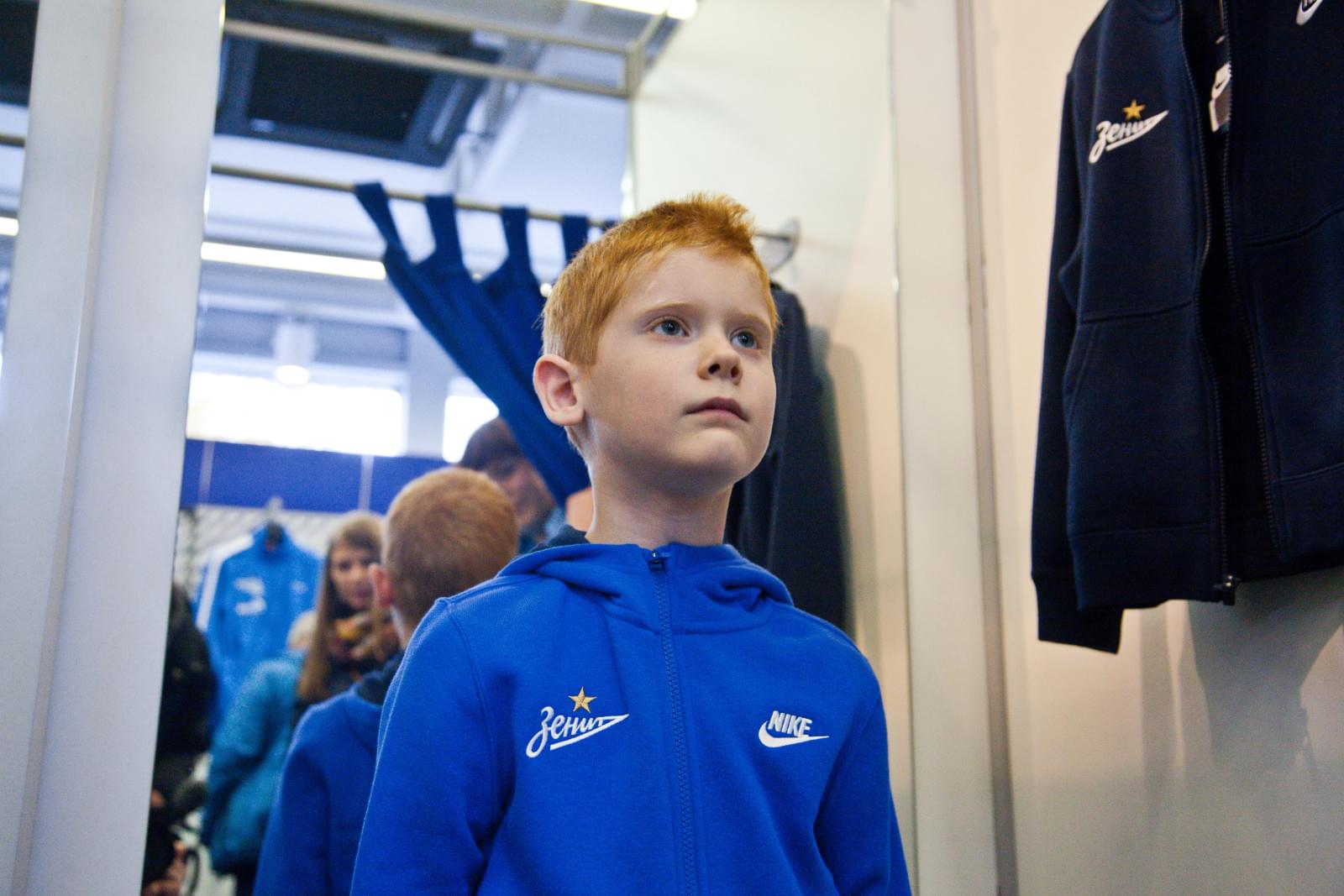 Воспитанник Центра семейного воспитания вручает награду «G-Drive. Лучший игрок сентября» защитнику «Зенита» Браниславу Ивановичу