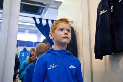 Воспитанник Центра семейного воспитания вручает награду «G-Drive. Лучший игрок сентября» защитнику «Зенита» Браниславу Ивановичу