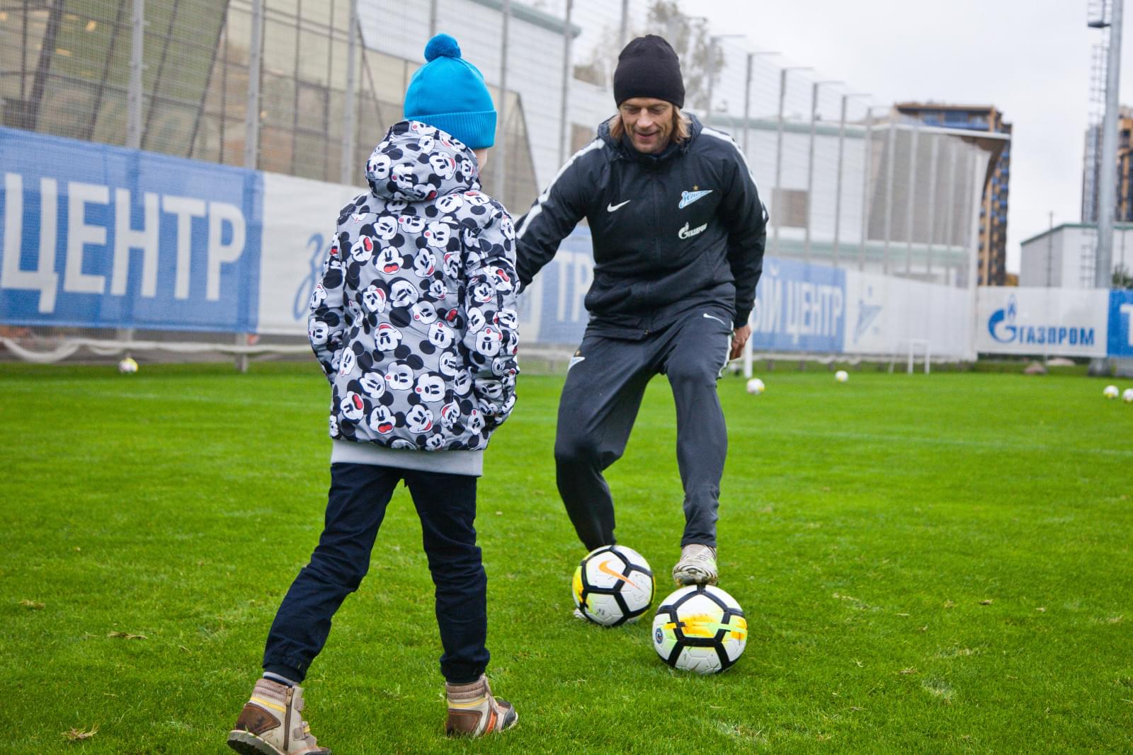 Воспитанник Центра семейного воспитания вручает награду «G-Drive. Лучший игрок сентября» защитнику «Зенита» Браниславу Ивановичу