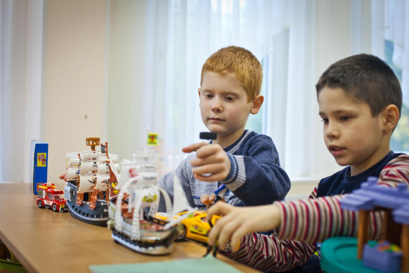 Воспитанник Центра семейного воспитания вручает награду «G-Drive. Лучший игрок сентября» защитнику «Зенита» Браниславу Ивановичу