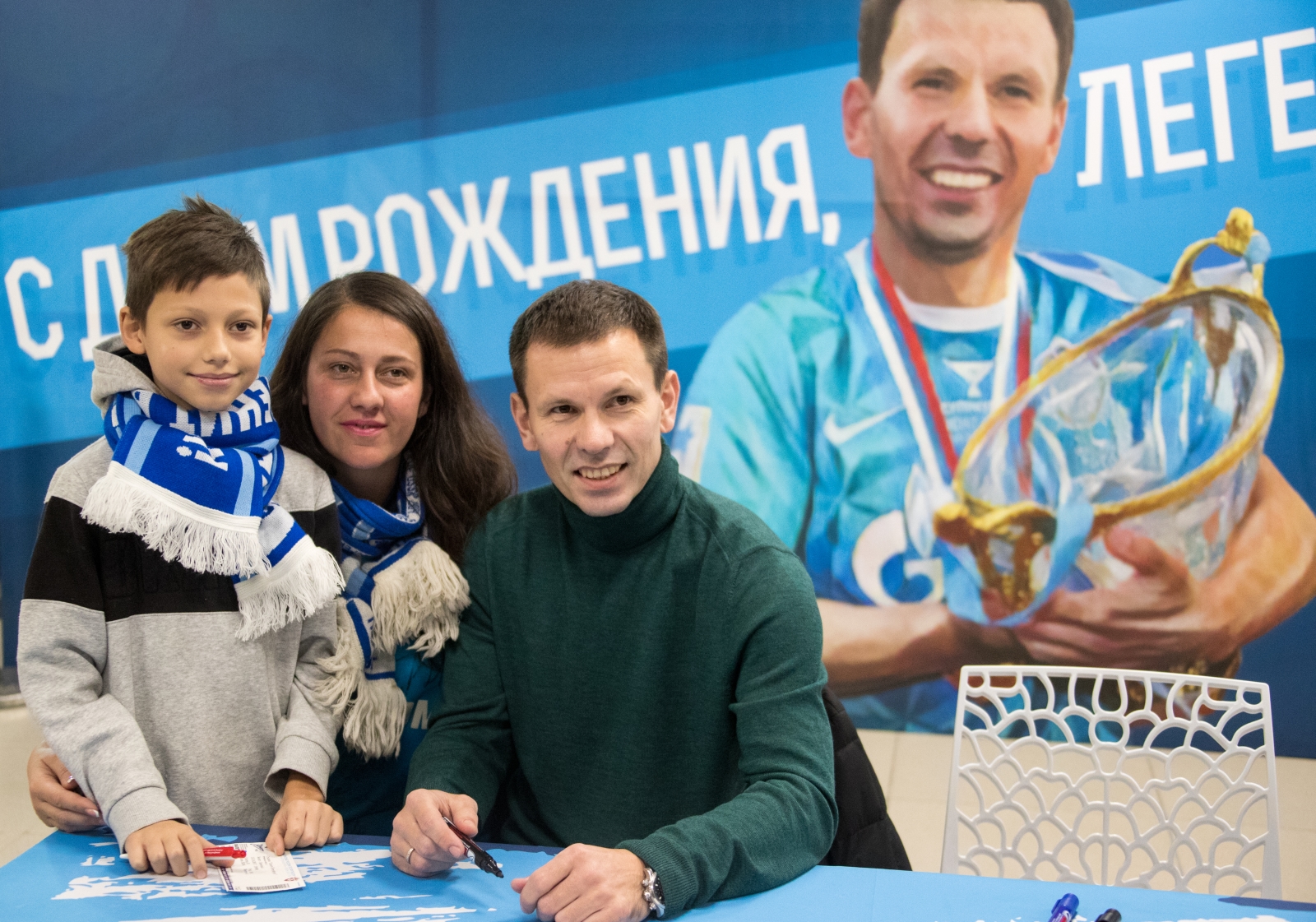 Автограф-сессия Константина Зырянова, полузащитника ФК «Зенит»