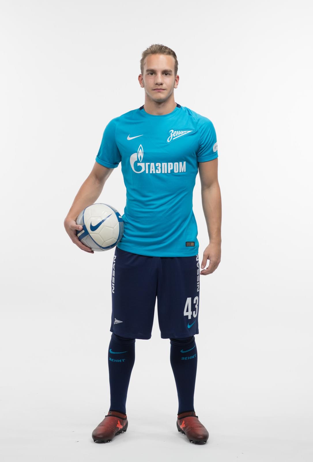 Фотосессия игроков молодежного состава ФК «Зенит» в новой игровой форме Nike сезона 2017/18