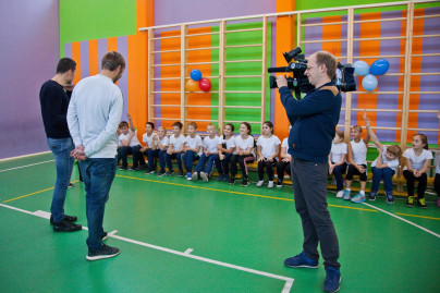 Илья Зуев провел урок футбола в школе