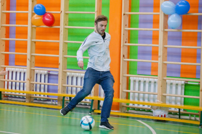 Илья Зуев провел урок футбола в школе