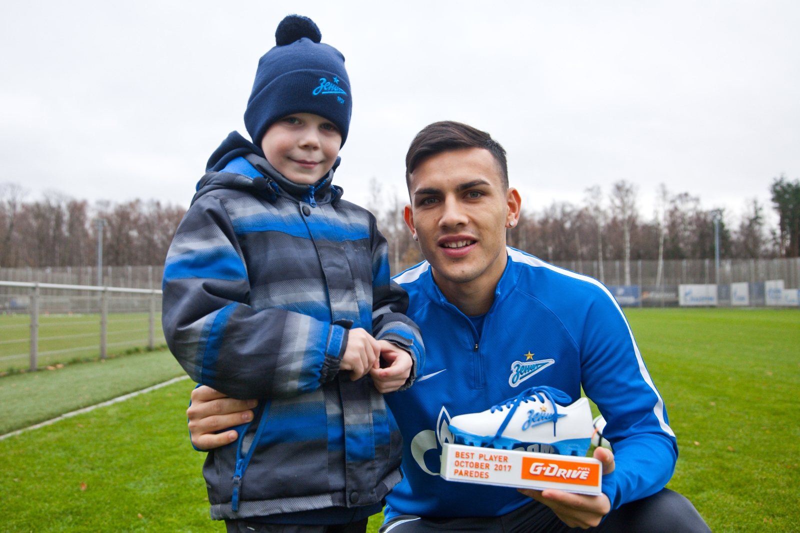 «G-Drive. Лучший игрок октября»: воспитанник детского дома вручает награду Леандро Паредесу